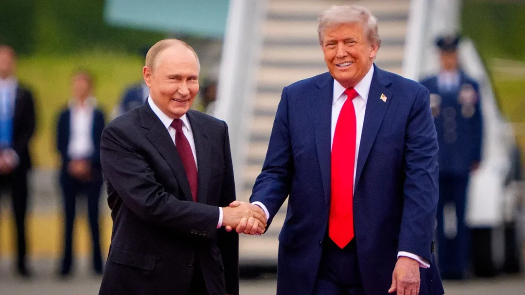 Президент США Дональд Трамп вітає главу рф володимира путіна, коли він прибуває на об’єднану базу Елмендорф — Річардсон, 15 серпня 2025 року