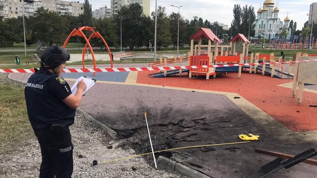 Полицейские фиксируют последствия российских обстрелов Салтовки в Харькове, 15 августа 2022 года