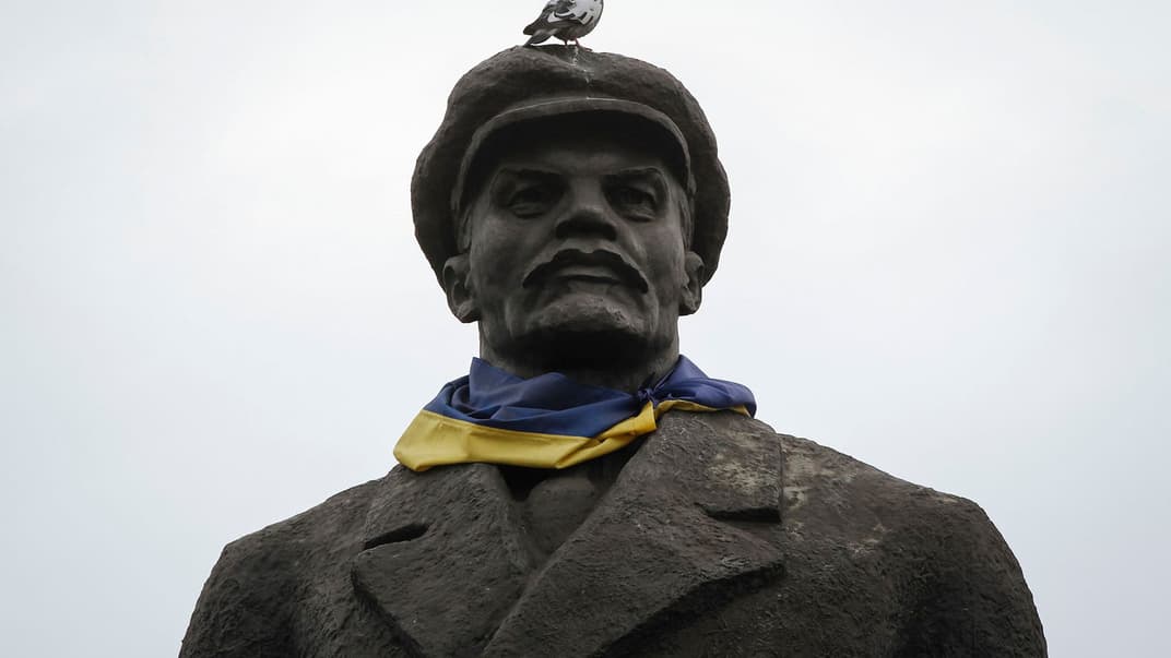 Пам'ятник Леніну у Краматорську, 12 березня  2015 року. 17 квітня 2015 його зняли за допомогою тросів та вантажівок 