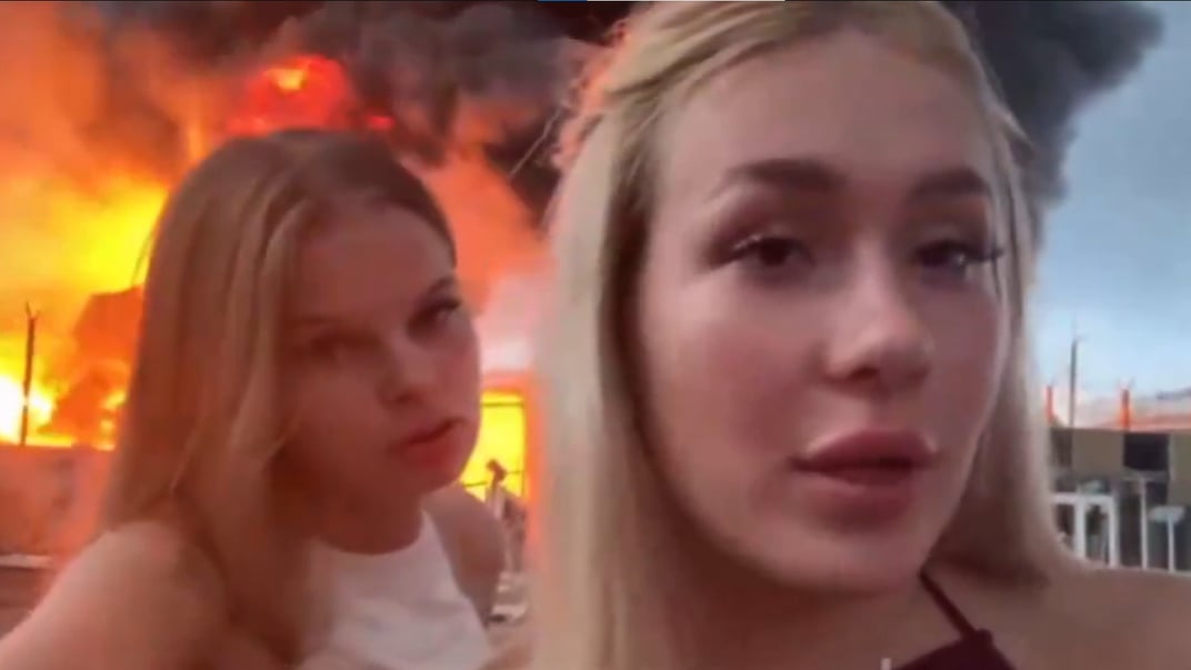 росіянки знімають відео на тлі пожежі на нафтобазі в Сочі