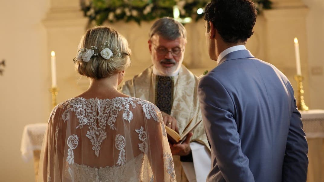 Пастор Англіканської церкви благословляє молоде подружжя. Ілюстративне фото