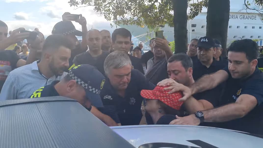 Грузинські поліціянти силоміць саджають українку Марину Чобанян у службове авто під час акції протесту в Батумі, 31 липня 2023 року