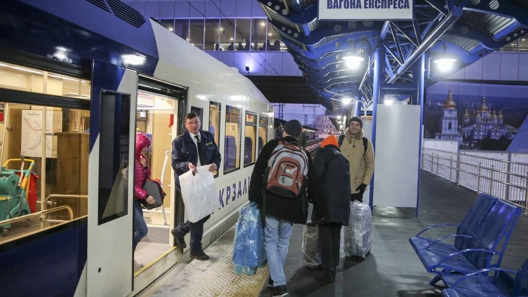 Пасажири, які приїхали швидкісним експресом з аеропорту «Бориспіль», виходять на перон Центрального залізничного вокзалу у Києві, 30 листопада 2018 року