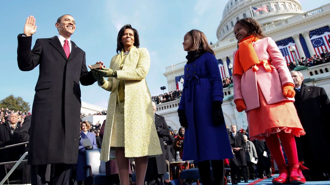 Президент СЩА Барк Обама приймає присягу поряд із членами своєї родини в день інавгурації у Вашингтоні, 20 січня 2009 року