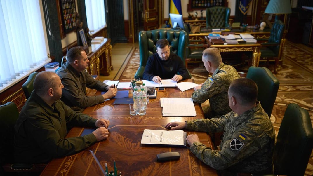Президент Владимир Зеленский провел встречу с военными чиновниками, 1 октября 2024 года