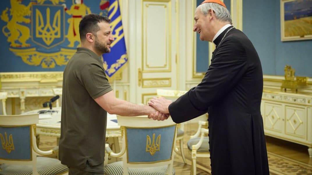 Президент Володимир Зеленський вітає спеціального представника Папи Римського Франциска, кардинала Маттео Дзуппі, який перебуває з візитом в Україні, 6 червня 2022 року
