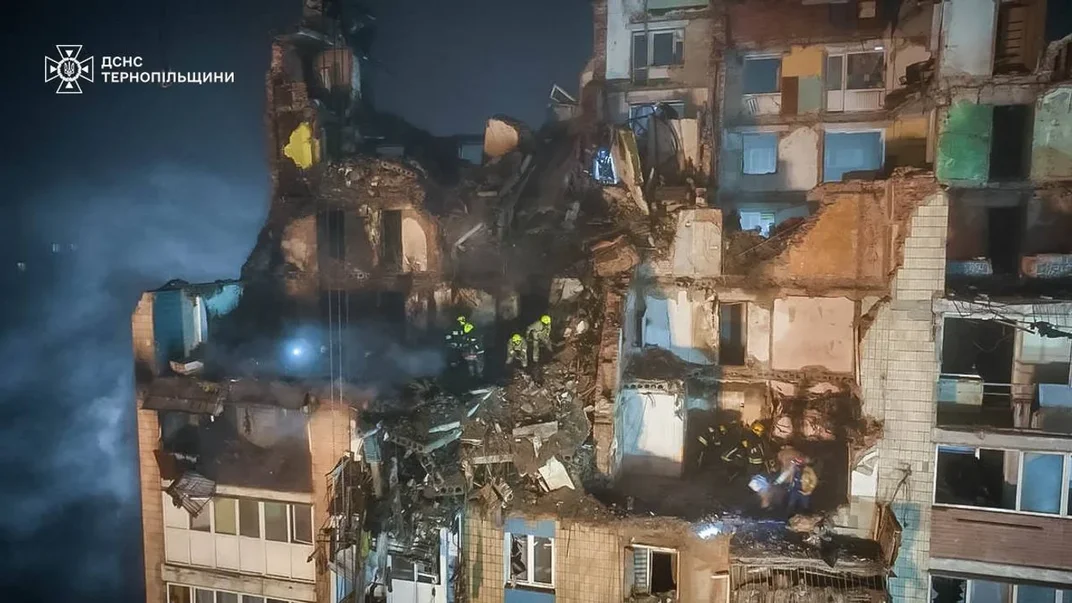 Спасатели работают возле домов, пострадавших после российского удара в Тернополе