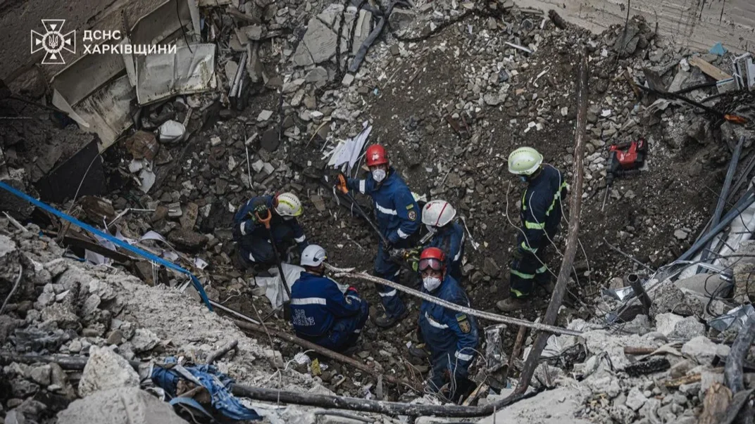 Спасатели разбирают завалы предприятия, в которое попали россияне