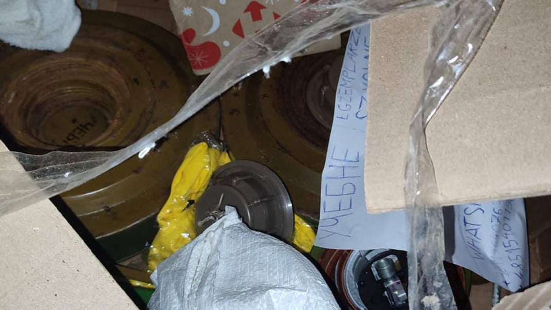 Коробка з протитанковими мінами та гранатами