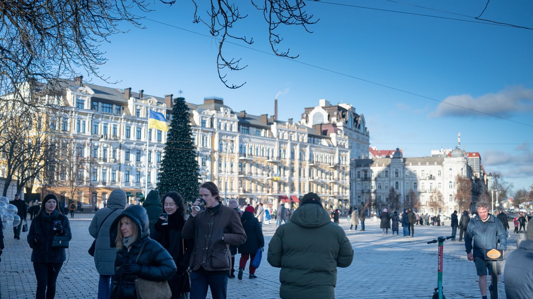 Ілюстративне фото. Кияни прогулюються Софійською площею, 22 грудня 2025 року