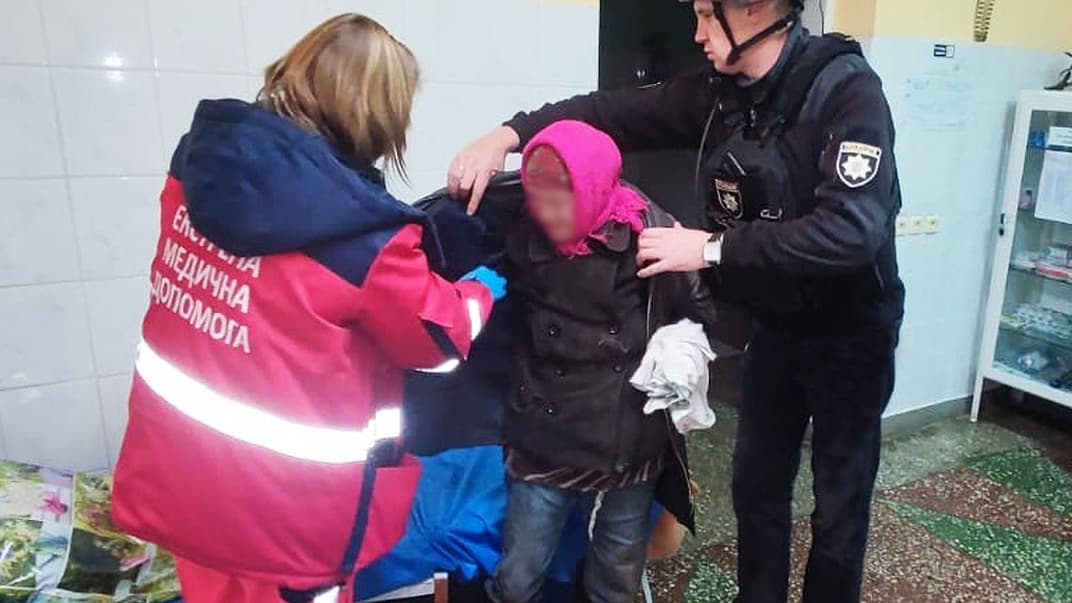 Раненой женщине оказывают помощь, 25 ноября 2023 года