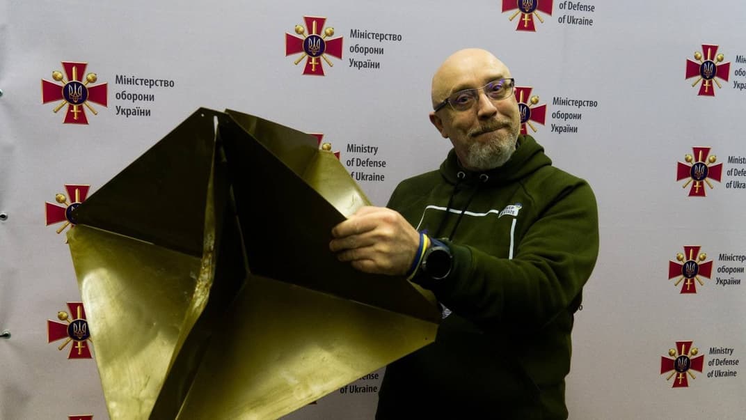 Міністр оборони Олексій Резніков тримає російський кутовий відбивач