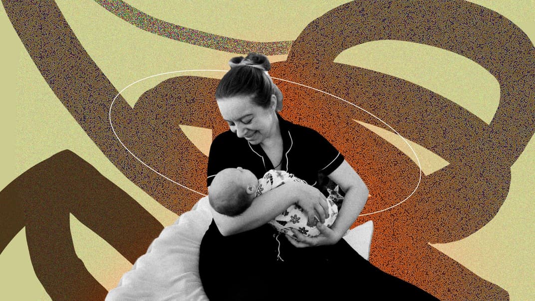 Олена тримає свого сина Тимофія, якого народила під час блекауту у Києві 