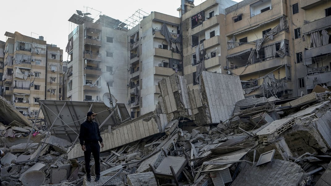 Мужчина осматривает место израильского авиаудара на южной окраине Бейрута, 6 октября 2024 года