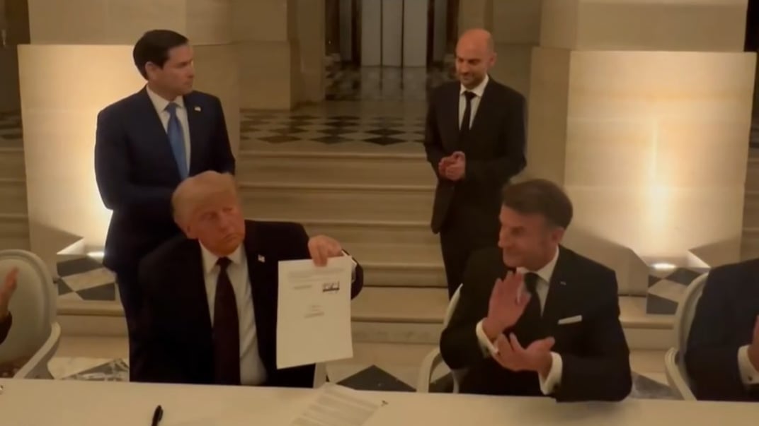 Президент США Дональд Трамп демонструє підписаний ним меморандум про взаєморозуміння між США та Іраном, Париж, 17 червня 2026 року