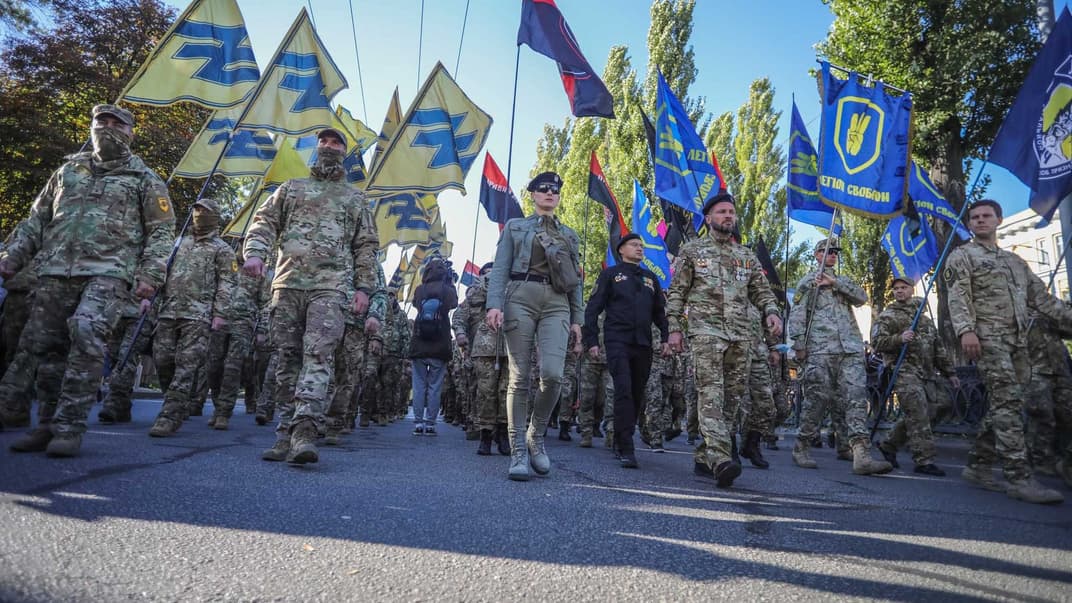 Участники Марша ко Дню защитника Украины спускаются по бульвару Тараса Шевченко в сторону Крещатика