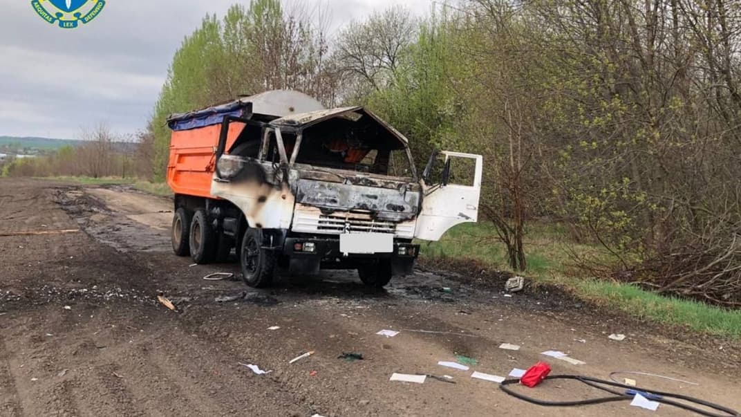 Последствия российского обстрела грузовика в Сумской области, 14 апреля 2024 года