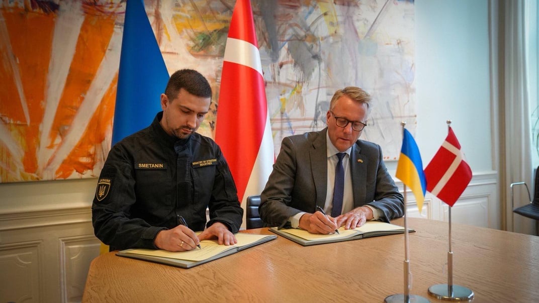 Міністр з питань стратегічних галузей промисловості Герман Сметанін (ліворуч) та міністр промисловості Данії Мортен Бьодсков (праворуч)