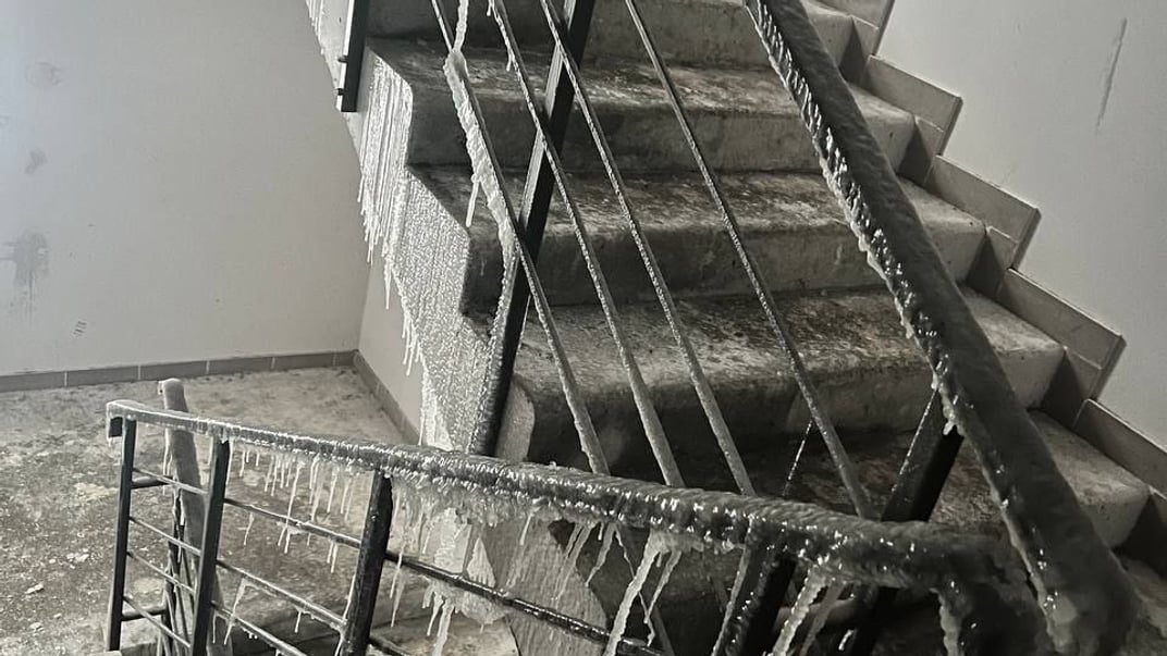 Будинок всередині й зовні вкрився бурульками