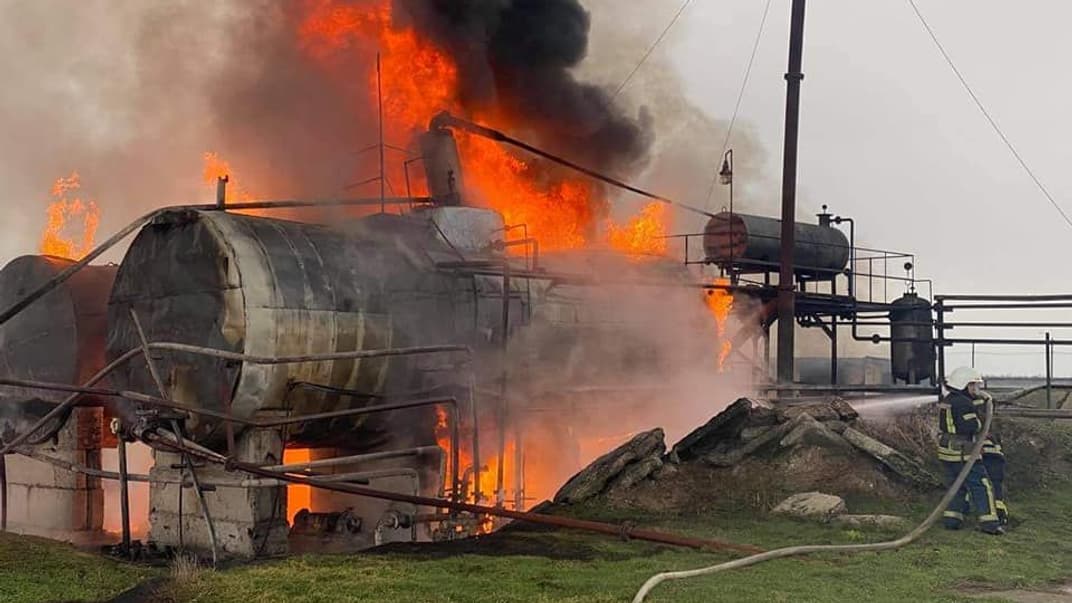 На Миколаївщині горіла нафтобаза. Вогонь охопив понад 500 квадратних метрів