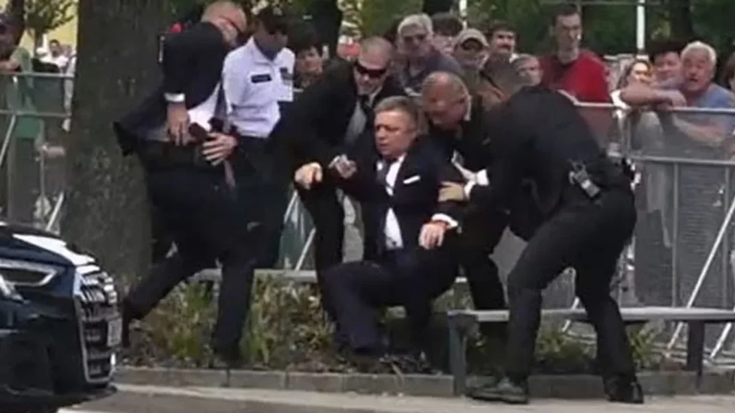 Момент після замаху на Роберта Фіцо у травні 2024 року Момент після замаху на Роберта Фіцо у травні 2024 року