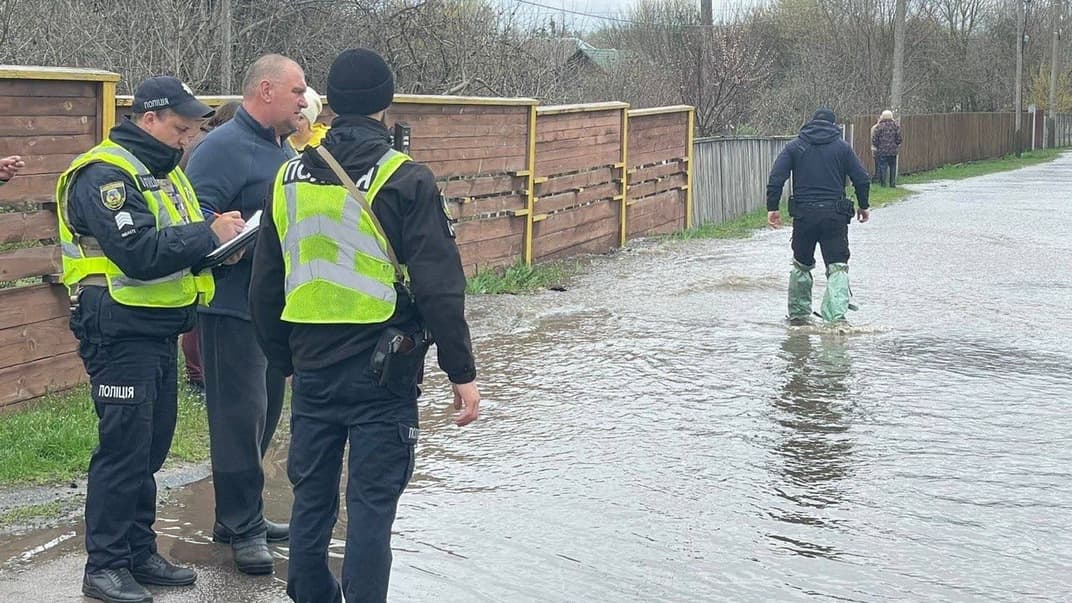 Підтоплення вулиці у селищі Іванків Київської області