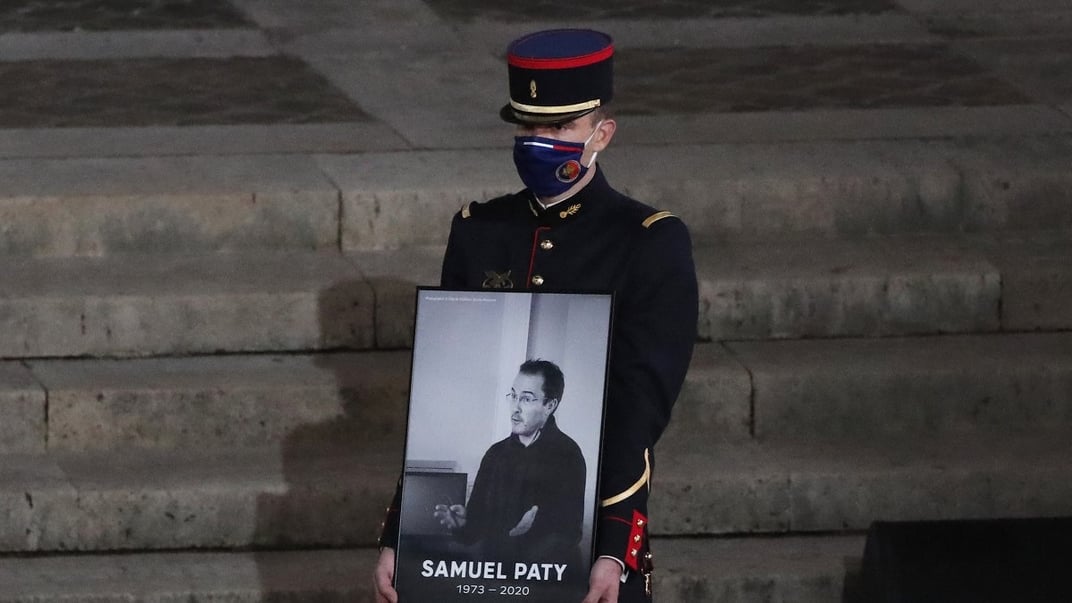 Иллюстративное фото. Солдат Республиканской гвардии держит портрет Сэмюэля Пати во дворе университета Сорбонна во время национального мемориального мероприятия, 21 октября 2020 года