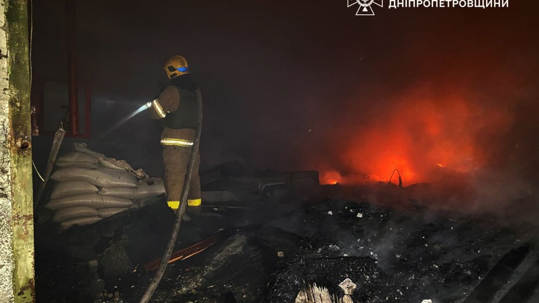 Спасатели тушат пожар в Днепре после атаки российских беспилотников