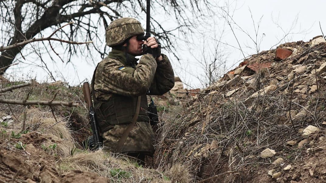 Український солдат на бойових позиціях на лінії відмежування від проросійських бойовиків поблизу Донецька, Україна, 12 квітня 2021 року