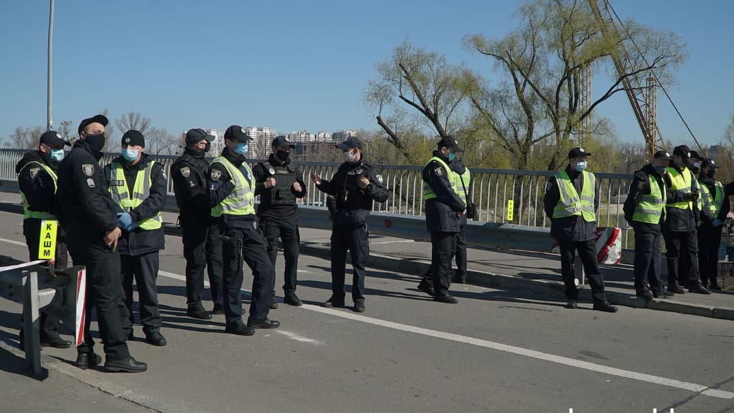 Поліція обмежила прохід на територію Гідропарку в Києві, 6 квітня 2020 року