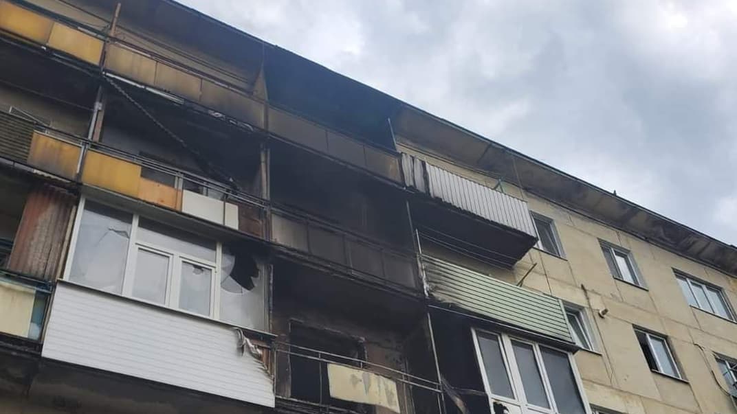 Поврежденный вследствие обстрелов оккупантов дом в Луганской области