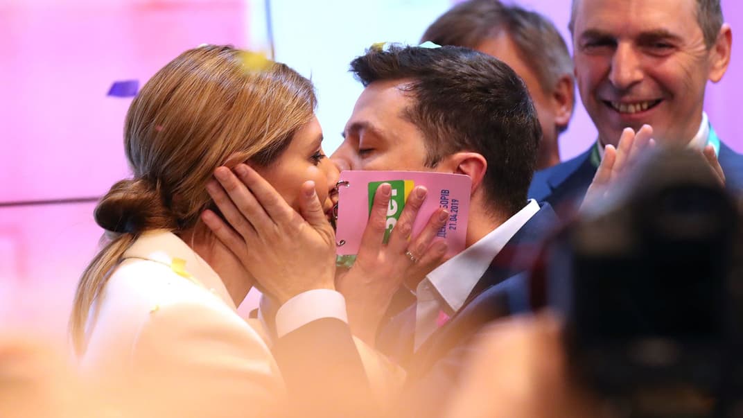 Володимир Зеленський цілує дружину Олену після офіційного оголошення екзит-полів другого туру президентських виборів, згідно з якими він перемагає свого опонента Петра Порошенка з великим відривом і стає наступним президентом України, Київ, 21 квітня 2019 року