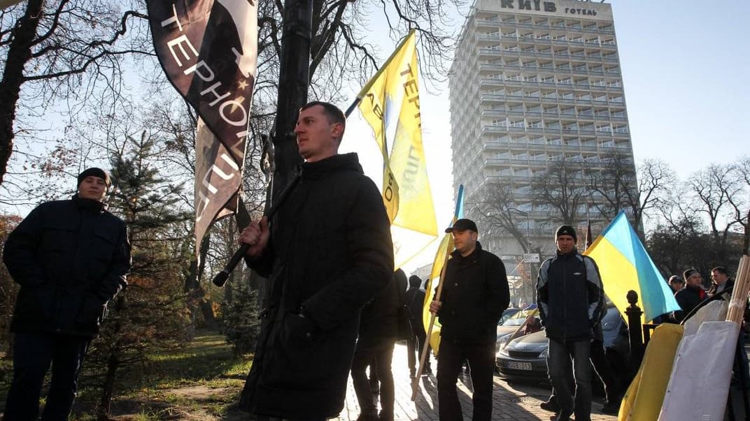 Власники автомобілів на єврономерах під час акції біля Верховної Ради в Києві, 7 листопада 2018 року. Учасники акції вимагають від народних депутатів проголосувати за законопроект, який суттєво здешевить розмитнення їхніх автомобілів, увезених на територію України