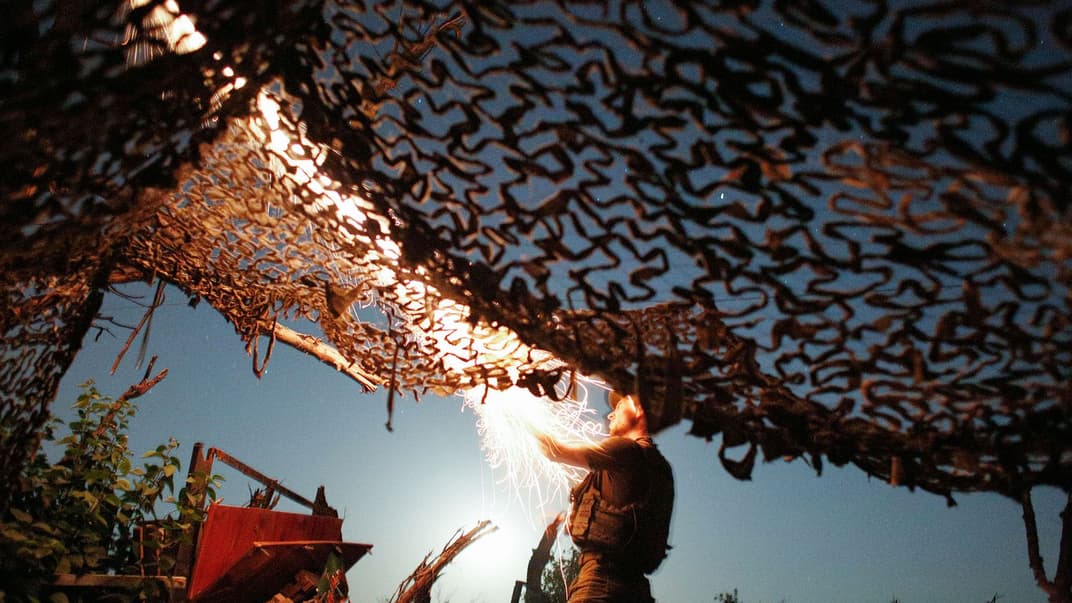 Украинский военный на линии соприкосновения в промзоне Авдеевки, Донецкая область, 2 июля 2017 года