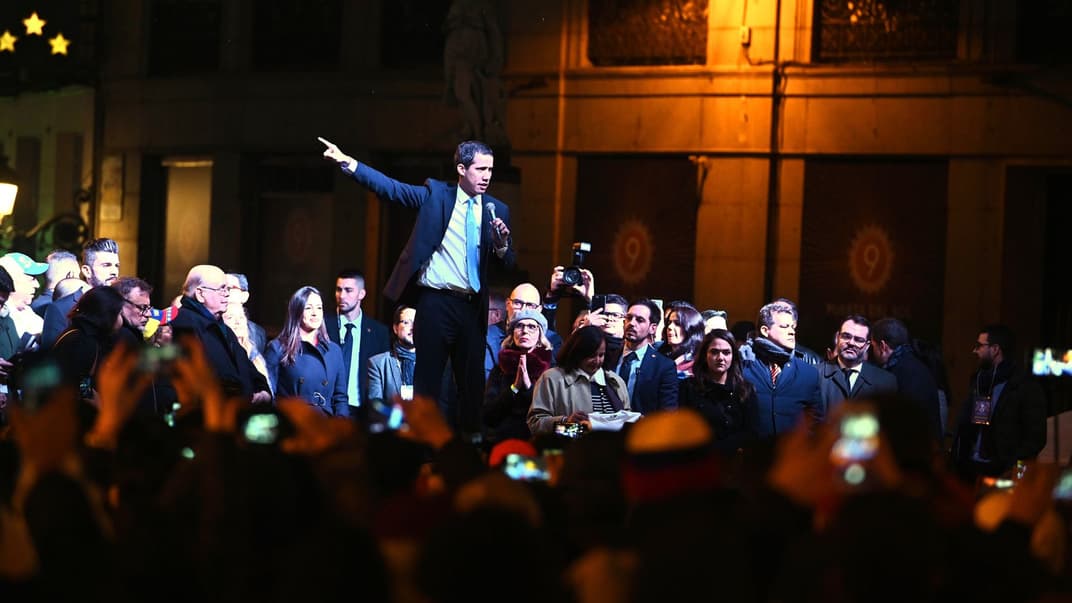 Лидер Национальной ассамблеи Испании Хуан Гуайдо произносит речь перед сотнями венесуэльцев на площади Plaza del Sol в центре Испании, 25 января 2020 года