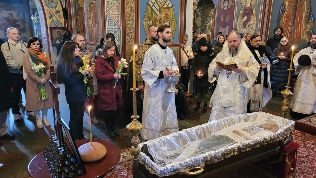 Прощання з Максом Левіним у Михайлівському соборі Києва, 4 квітня 2022 року  