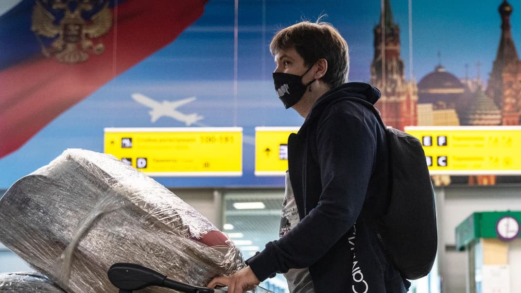 Чоловік у масці для захисту від коронавірусу чекає черги на реєстрацію в міжнародному аеропорту Шереметьєво під Москвою. Росія, 1 серпня 2020 року.