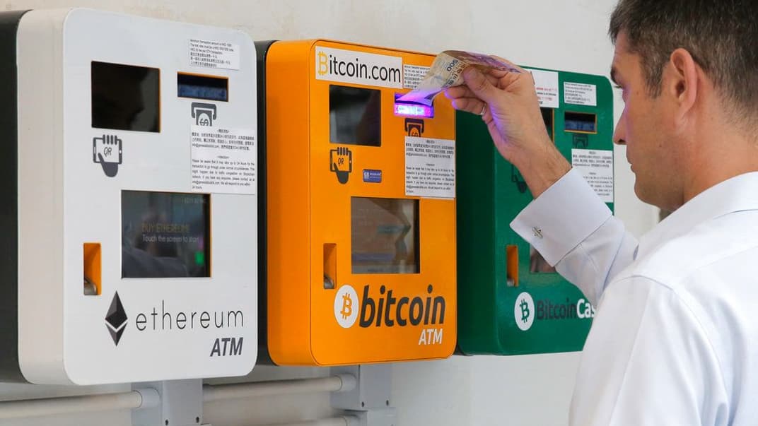 Чоловік використовує Bitcoin-банкомат у Гонконгу, 11 травня 2018 року