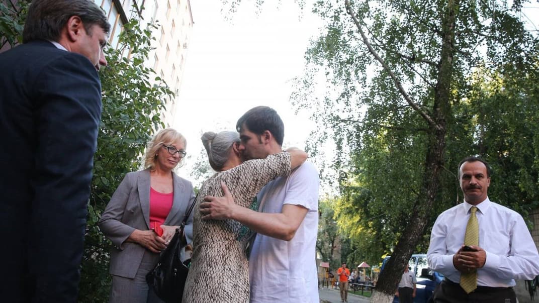 Кримчанин Олександр Костенко, який вийшов на свободу із російської колонії, зустрівся із мамою у Києві, 6 серпня 2018 року