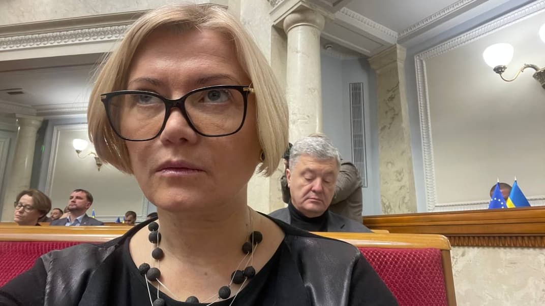 Народна депутатка від «Європейської Солідарності» (спереду) та колишній президент Петро Порошенко (правіше позаду) у Верховній Раді, 25 листопада 2023 року