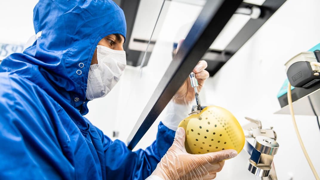 Ученый держит искусственное сердце