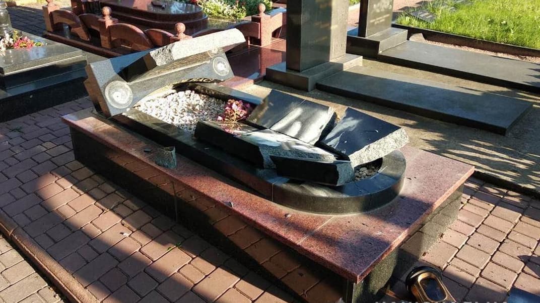 У Новограді-Волинському на кладовищі пошкодили 16 пам’ятників,