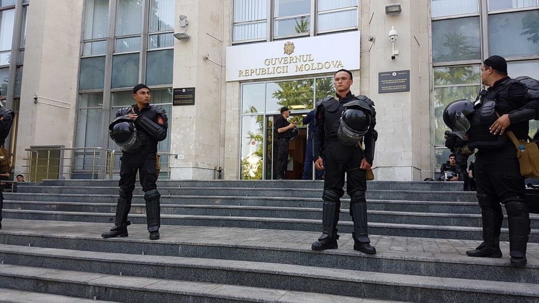 Будівля молдавського уряду, оточене спецпідрозділами поліції, 9 червня 2019 року