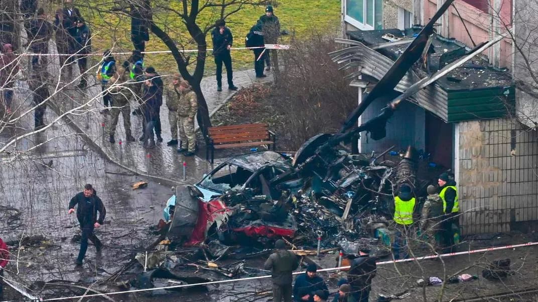 Залишки лопастей гелікоптера внаслідок його падіння поблизу дитсадка в Броварах, 18 січня 2023 року