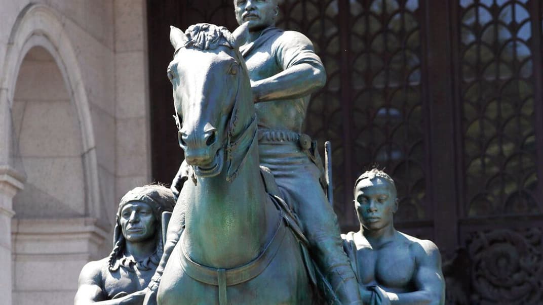 Статуя Теодора Рузвельта верхом на коне до того, как ее убрали со входа в Музей естественной истории США в Нью-Йорке