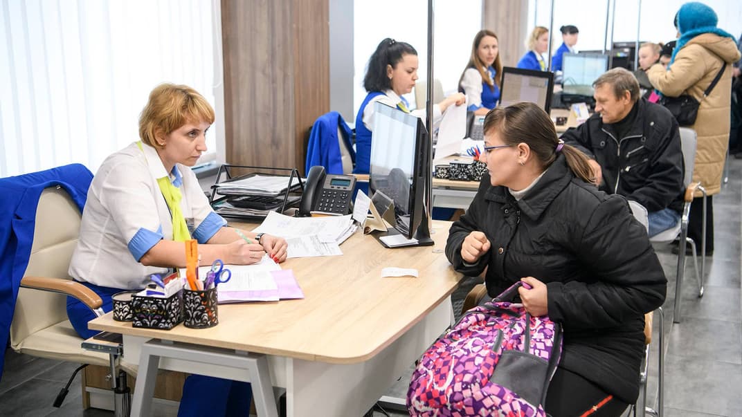 З березня держава перераховуватиме гроші на індивідуальний рахунок в Ощадбанку або Укрпоштою тим, хто претендує на отримання державної допомоги на оплату комунальних послуг (на фото — Центр соціальних служб у Святошинському районі Києва, 2 листопада 2018 року)