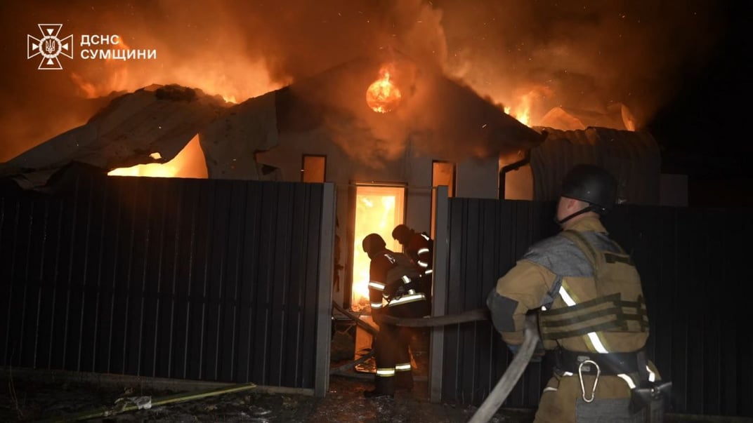 Пожежники гасять пожежу в житловому будинку в Сумах, куди влучив російський дрон Пожежники гасять пожежу в житловому будинку в Сумах, куди влучив російський дрон
