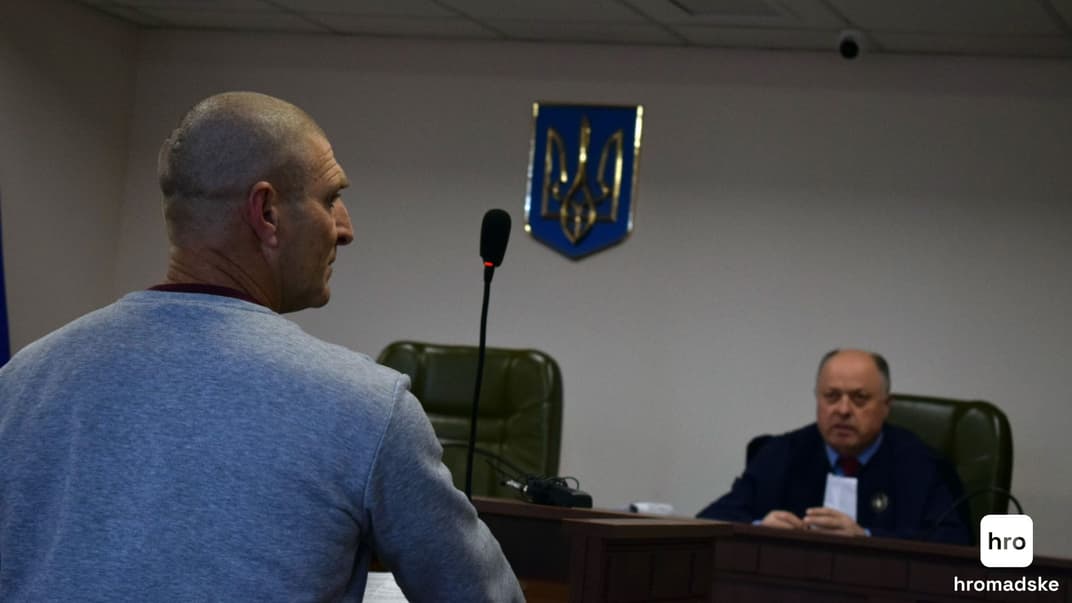 Батько загиблого нацгвардійця Вадима Бондаренка, Валерій, виступає у Святошинському райсуді Києва, 20 листопада 2023 року