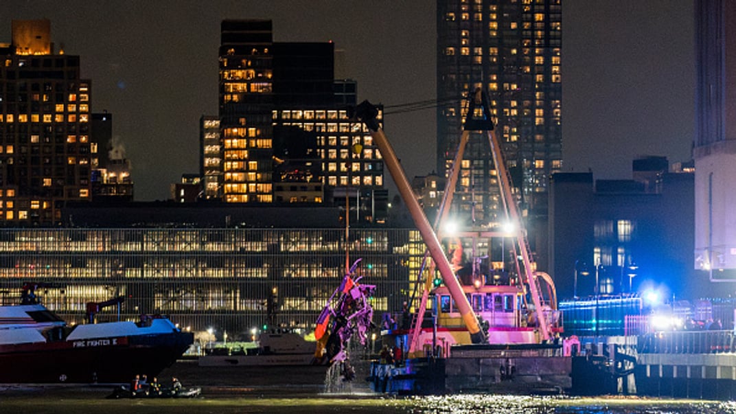 Екіпажі екстрених служб витягують уламки гелікоптера з річки після того, як він впав у річку Гудзон біля нижнього Мангеттену, 10 квітня 2025 року