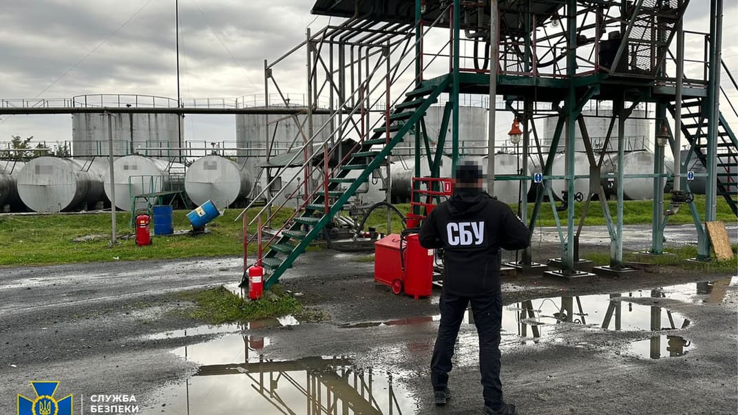 На Закарпатті викрили підпільний нафтопереробний завод, який виготовляв фальсифіковане пальне та постачав мережі АЗС